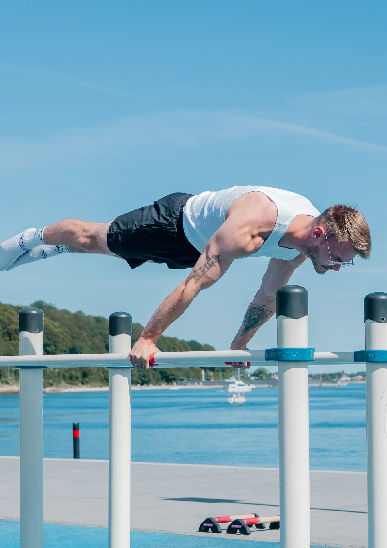 Mattias holder en planche på en udendørs træningsbar